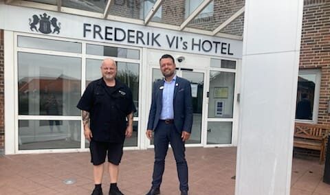 Fra ventilationsmontør til servicestjerne – Frank Jensen højner hotellets serviceniveau
